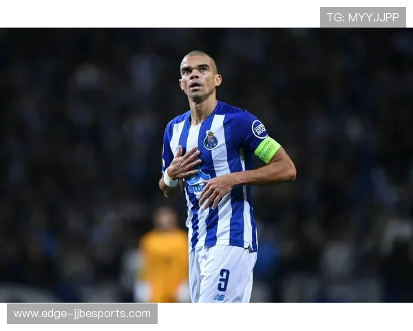 足球球星背后的鲜为人知的故事和隐藏的个人秘密揭秘